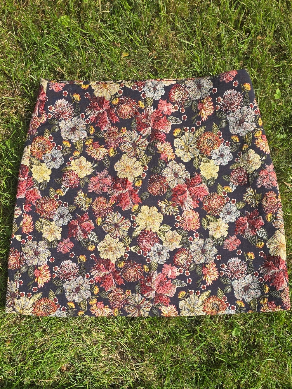NWT! LOFT Floral Mini Skirt in Black with Red & Yellow Blooms. Size 10.